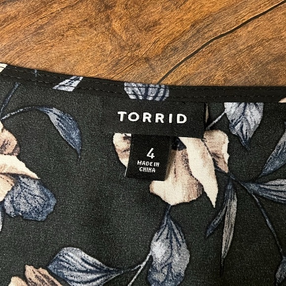 Torrid Plus Size Floral V Neck Tunic, Sz. 4. - Picture 6 of 8